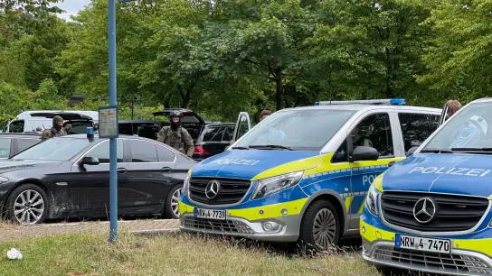 Amoklage am Freitag: Einsatzfahrzeuge stehen vor dem Berufskolleg in Bielefeld. (Foto: Christian Müller/dpa)