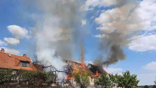 Mehrere Gebäude in Georda stehen in Brand. (Foto: Feuerwehr Bad Brückenau/dpa)
