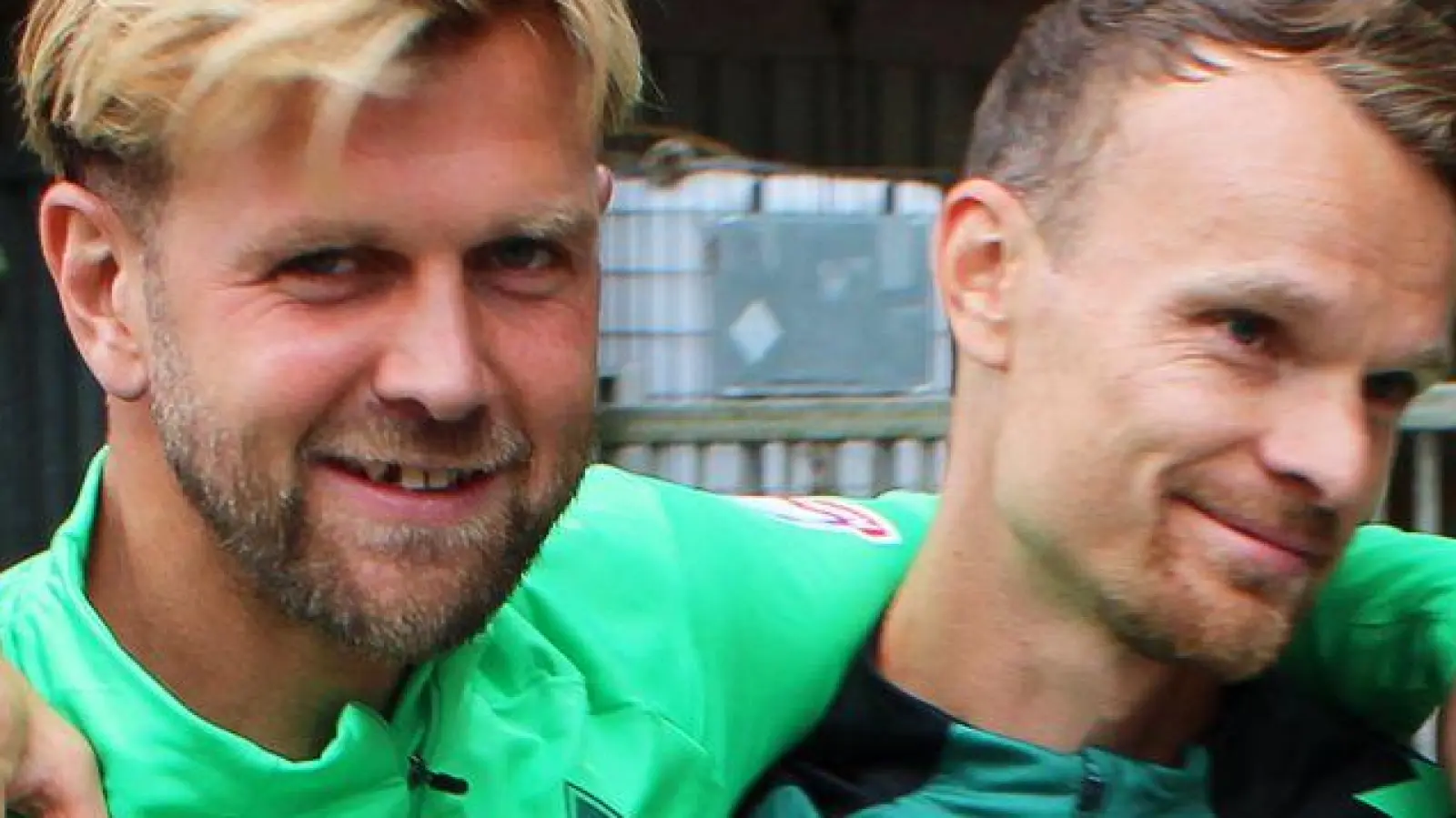 Niclas Füllkrug umarmt seinen ehemaligen Mitspieler Christian Groß bei seiner ersten Trainingseinheit seit seiner Rückkehr zu Werder. (Foto: Kai Moorschlatt/dpa)