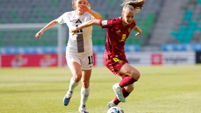 Kräftig rotiert: Vivien Endemann (r) war eine von acht neuen Spielerinnen in der deutschen Startelf. (Foto: Ales Fevzer/dpa)