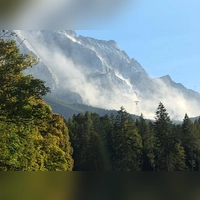 Nach dem Felssturz war eine große Staubwolke an der Zugspitze zu sehen. (Foto: Dominik Bartl/dpa)