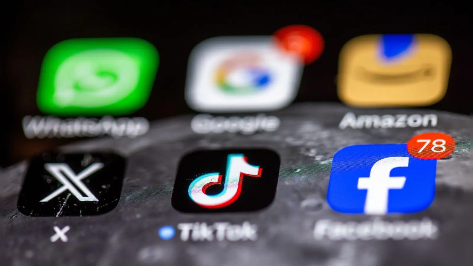 Social Media sind die dominante Freizeitbeschäftigung vieler Kinder und Jugendlicher, doch laut Ifo-Umfrage sind TikTok und Co. einer großen Mehrheit in Deutschland suspekt. (Symbolbild) (Foto: Jens Büttner/dpa)