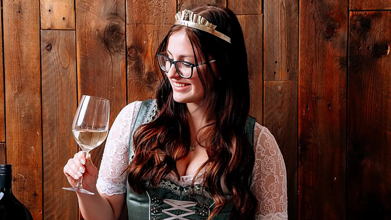 Weinprinzessin Emma I. repräsentiert den Ort, insbesondere während des Weinfestes. Sie wurde vom Winzer- und Weinbauverein ernannt. (Foto: Weinbauverein Weigenheim e.V.)