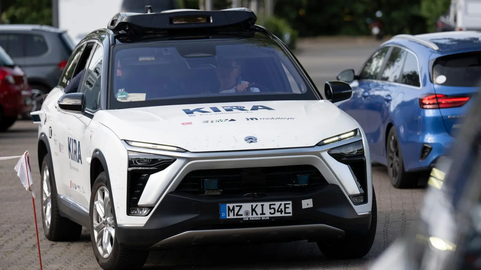 Ausgewählte Fahrgäste des öffentlichen Nahverkehrs können ab dieser Woche ein Angebot in Langen und Egelsbach im Landkreis Offenbach testen, bei dem autonom fahrende Autos eingesetzt werden.  (Foto: Boris Roessler/dpa)