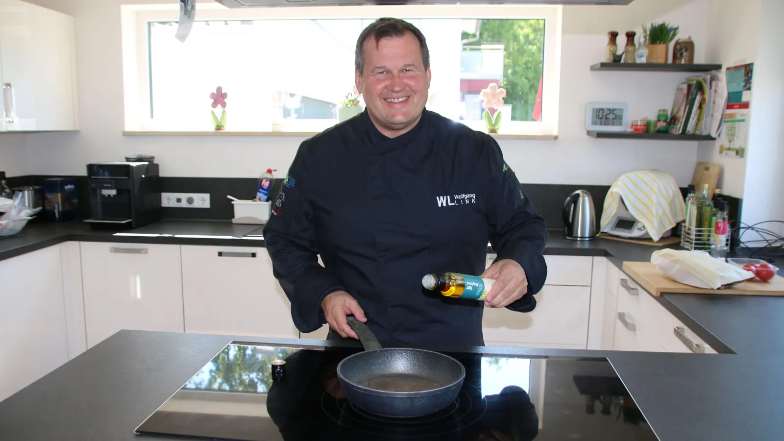 Wolfgang Link kocht nicht nur beruflich, sondern auch privat in der eigenen Küche für sein Leben gerne. (Foto: Stefan Neidl)