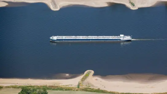 Ein Schiff mit wenig Ladung fährt bei Köln bei niedrigem Wasserstand auf dem Rhein. (Foto: Christoph Reichwein/dpa)