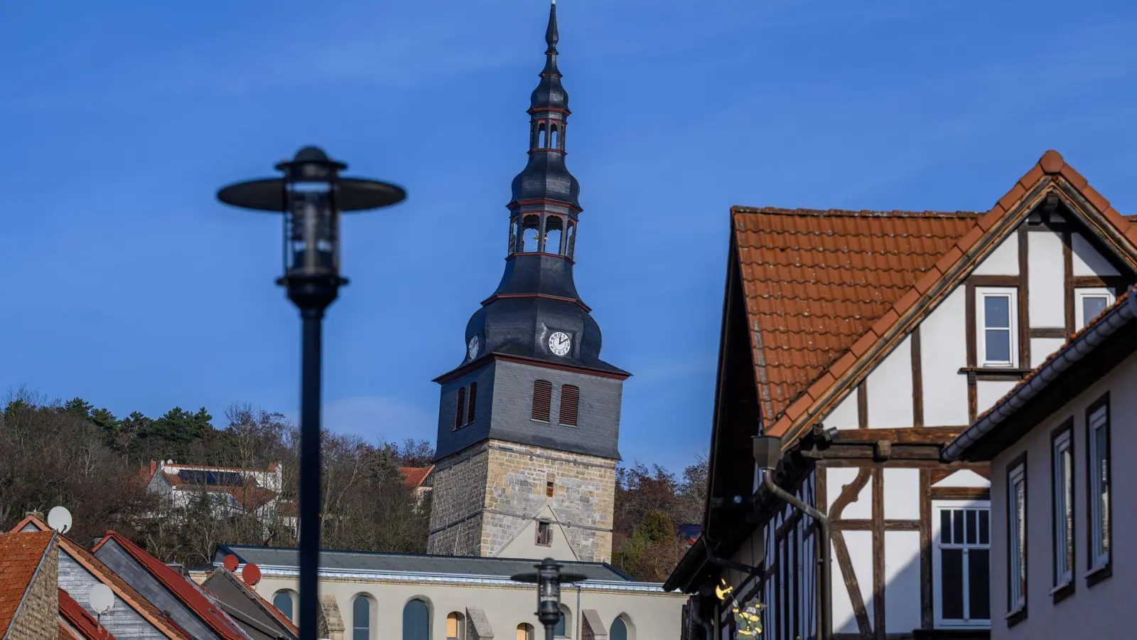 Mit einem Überhang von inzwischen 4,86 Metern ragt der Turm der Oberkirche über die Hausdächer von Bad Frankenhausen. (Foto: Hendrik Schmidt/dpa/dpa-tmn)