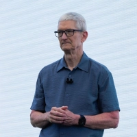 Apple-Chef Tim Cook zufolge kann der iPhone-Konzern Kunden nicht mehr wie bisher Kunden von Preiserhöhungen bei Bauteilen abschirmen. (Archivbild) (Foto: Jeff Chiu/AP/dpa)