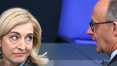 Ministerin Nina Warken hat das Sparziel für 2027 noch erhöht. (Archivbild) (Foto: Elisa Schu/dpa)