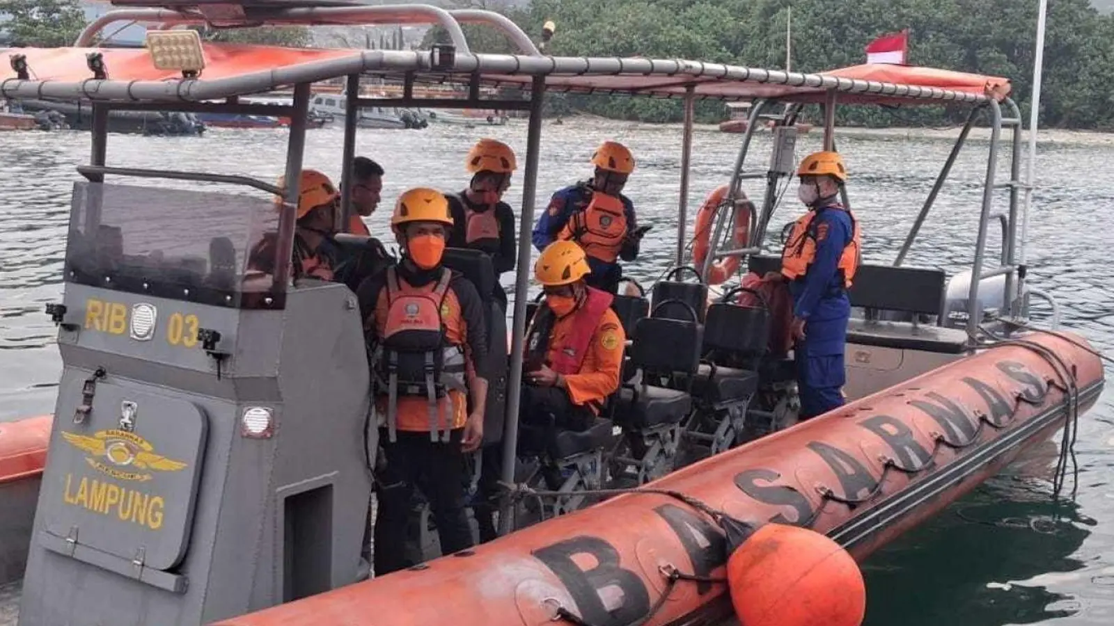 Zahlreiche Such- und Rettungsteams sind im Einsatz. (Foto: Handout/BASARNAS/dpa)