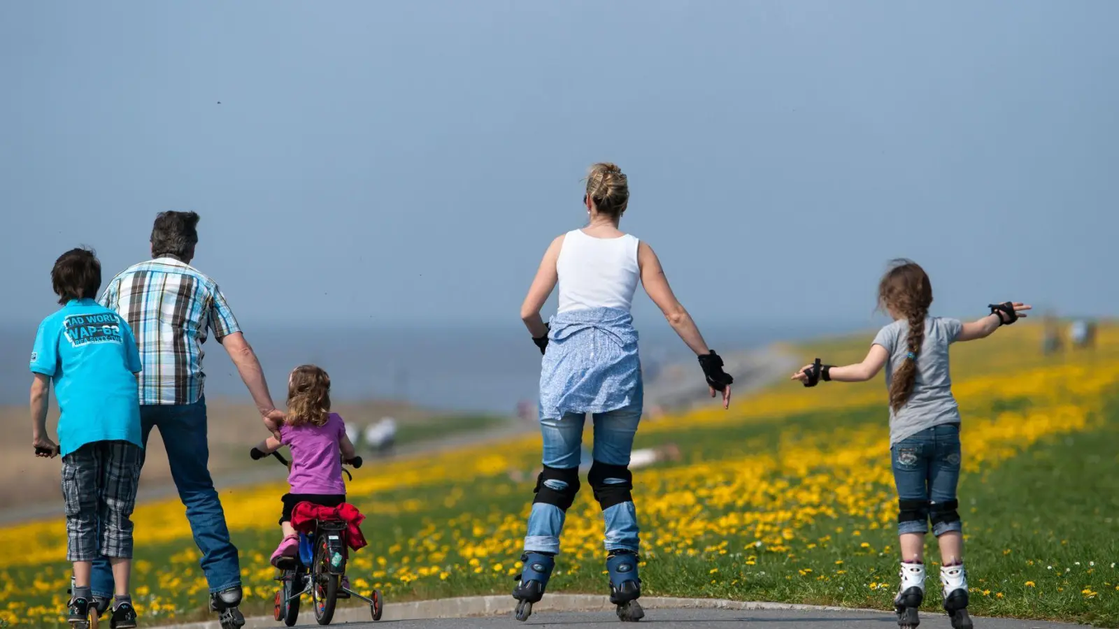 Mehr Zeit mit der Familie und mit Freunden - das nehmen sich viele Menschen für 2026 vor. (Symbolbild) (Foto: Matthias Balk/dpa)