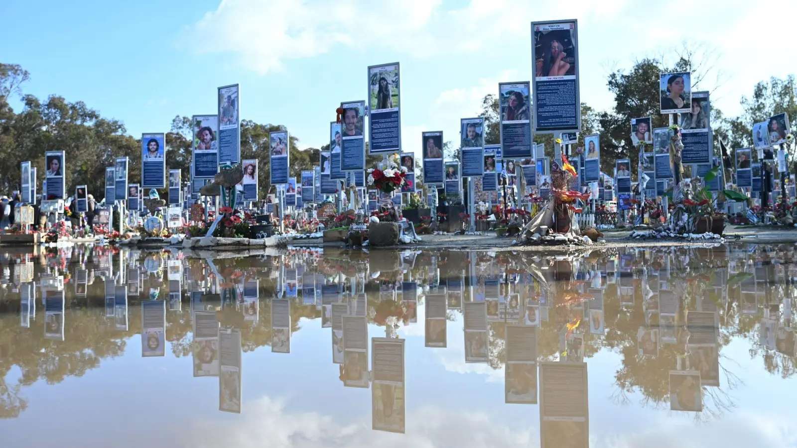 Gedenktafeln stehen auf dem Gelände der Nova Festival Memorial Gedenkstätte. (Archivbild) (Foto: Elisa Schu/)