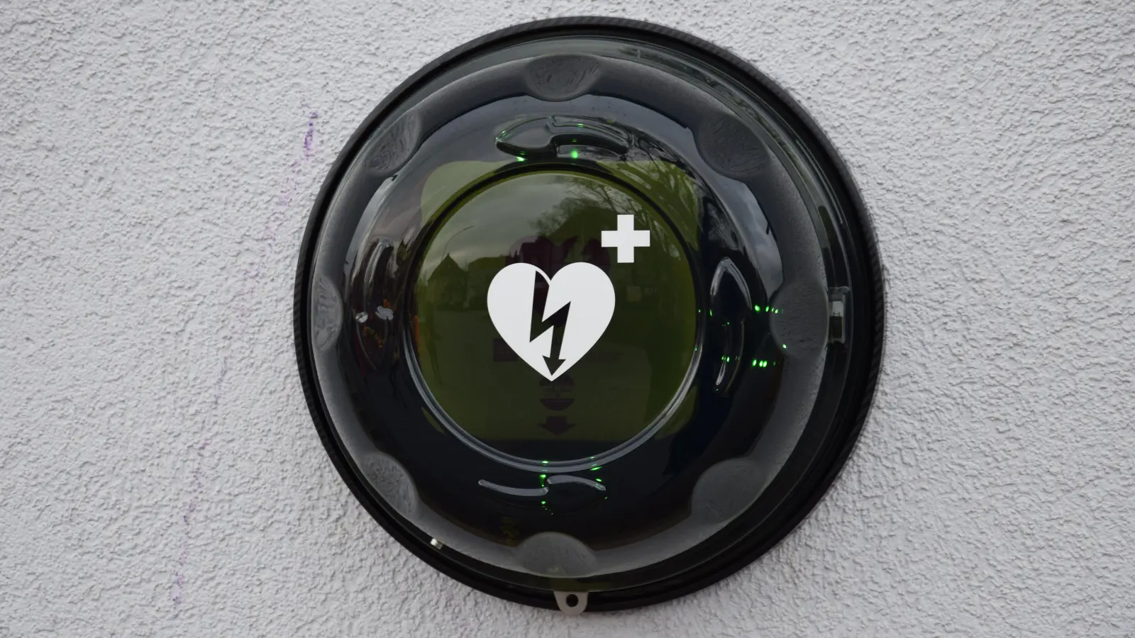 Automatisierte externe Defibrillatoren sind vor allem für den Einsatz von Ersthelfern ohne medizinische Ausbildung gedacht. Sprachgesteuert erklären sie Schritt für Schritt, was zu tun ist. (Symbolbild: Florian Schwab)