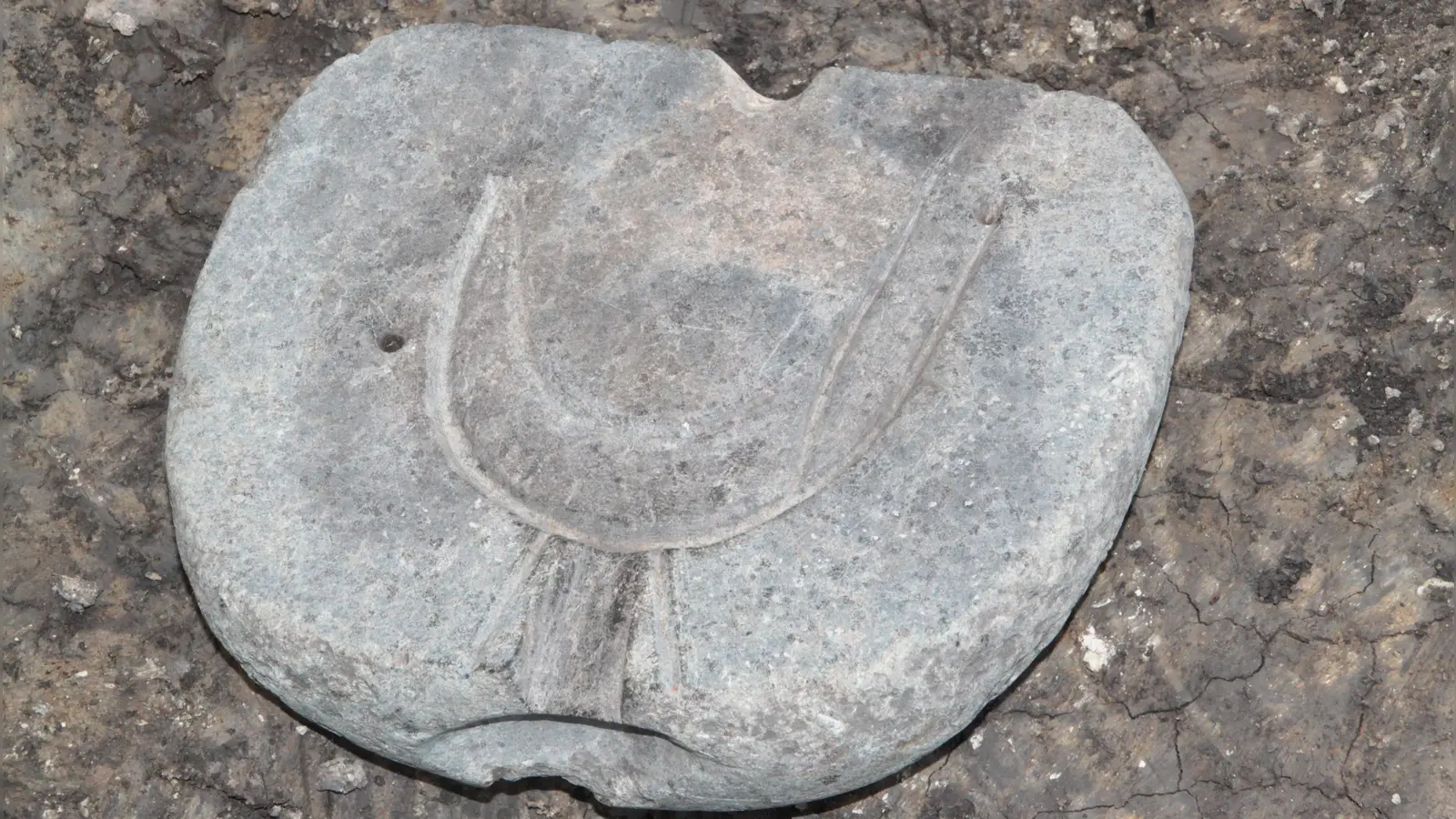 Eine in Gänze erhaltene Grussform für Sicheln wurde bei Burgheim gefunden. Nach Schätzungen von Archäologen stammt sie aus der mittleren Urnengräberzeit, um das Jahr 1000 vor Christus, (Foto: Hans-Bernd Glanz)