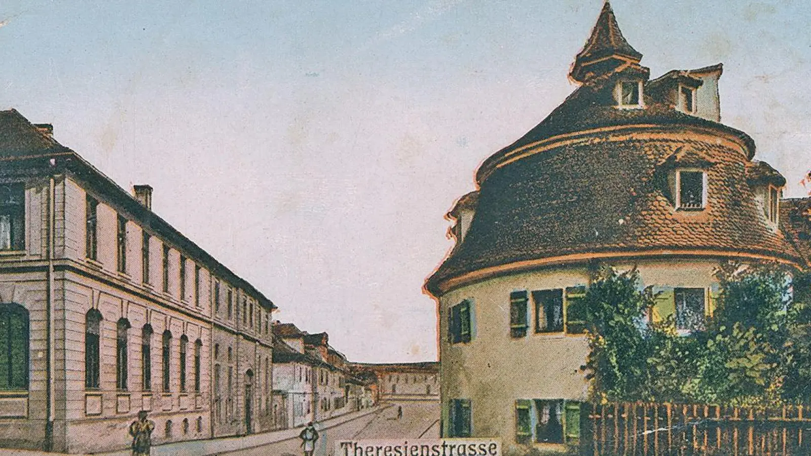 Eine Postkarte aus der Zeit um 1900 zeigt die Ansbacher Realschule (links) an der Theresienstraße (heute Bischof-Meiser-Straße), die im damaligen Zocha-Schlösschen untergebracht war. (Foto: Privatarchiv Familie Scheiderer)