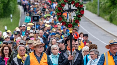 Zahlreiche Pilger starteten zur größten Fußwallfahrt Deutschlands.  (Foto: Armin Weigel/dpa)