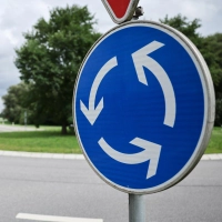 Kreisverkehr in Deutschland: Wer einfährt, darf nicht blinken. Wer den Kreisverkehr verlässt, muss blinken. (Foto: Christian Charisius/dpa/dpa-tmn)
