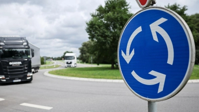 Kreisverkehr in Deutschland: Wer einfährt, darf nicht blinken. Wer den Kreisverkehr verlässt, muss blinken. (Foto: Christian Charisius/dpa/dpa-tmn)