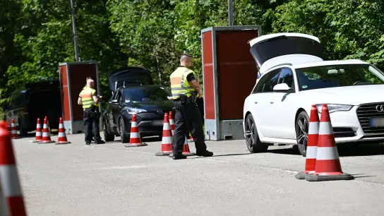 Bundespolizisten kontrollieren den Verkehr an der Grenze an der B 23 in Griesen. (Foto: Angelika Warmuth/dpa/Bildarchiv)