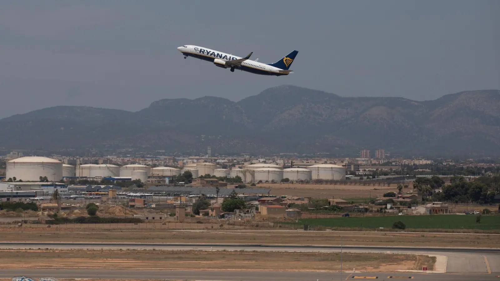 Ein knappes Dutzend Flüge wurde umgeleitet. (Archivfoto) (Foto: Clara Margais/dpa)
