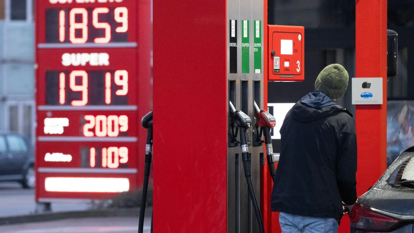 Bei den aktuell steigenden Spritpreisen geht für viele Menschen die Suche nach der günstigsten Tankstelle los. (Foto: Sebastian Kahnert/dpa/dpa-tmn)