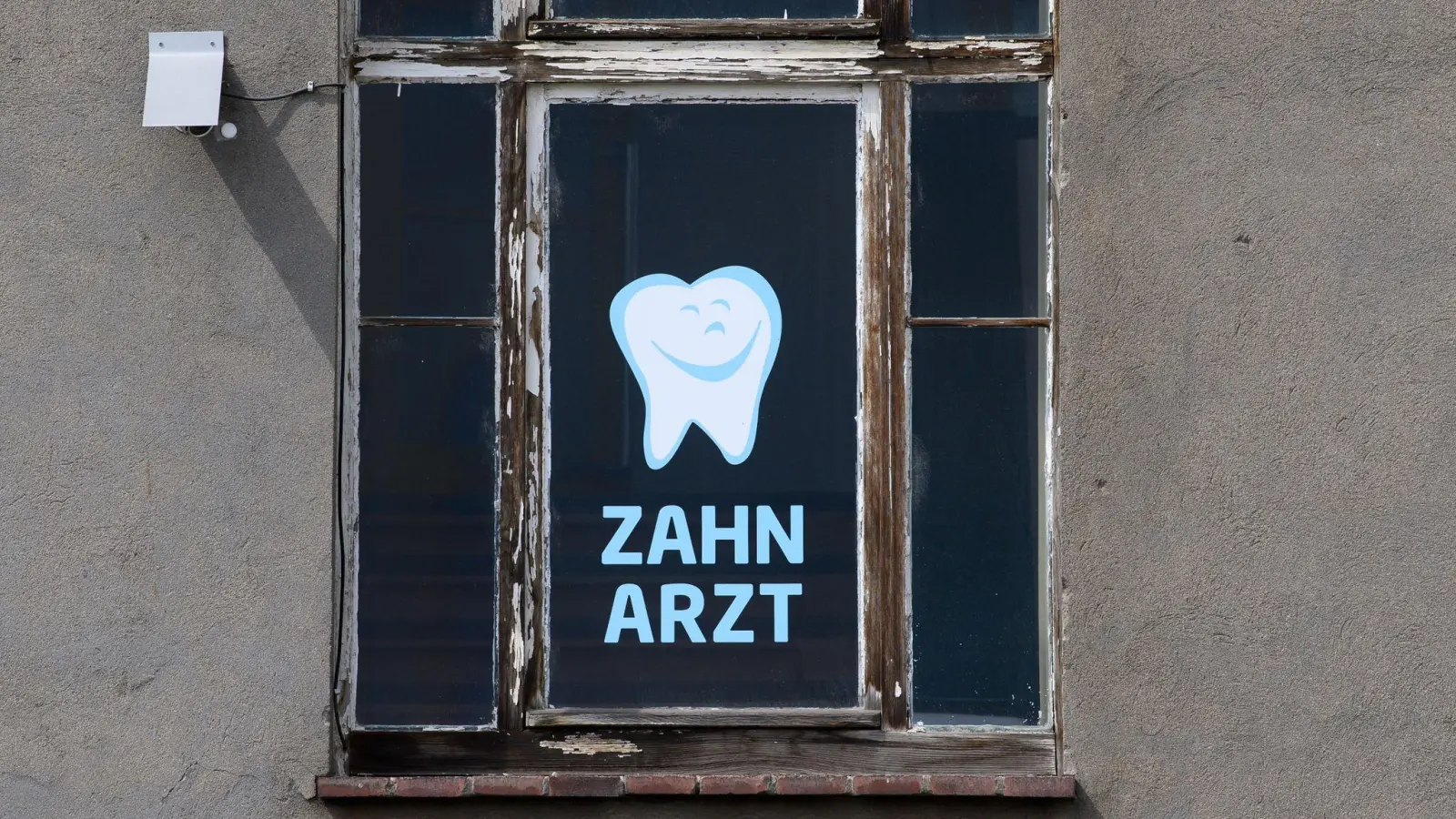 Zahnarzt steht an einem Fenster eines Hauses geschrieben, in dem sich eine Zahnarztpraxis befindet. (Foto: Robert Michael/dpa-Zentralbild/dpa/Symbolbild)