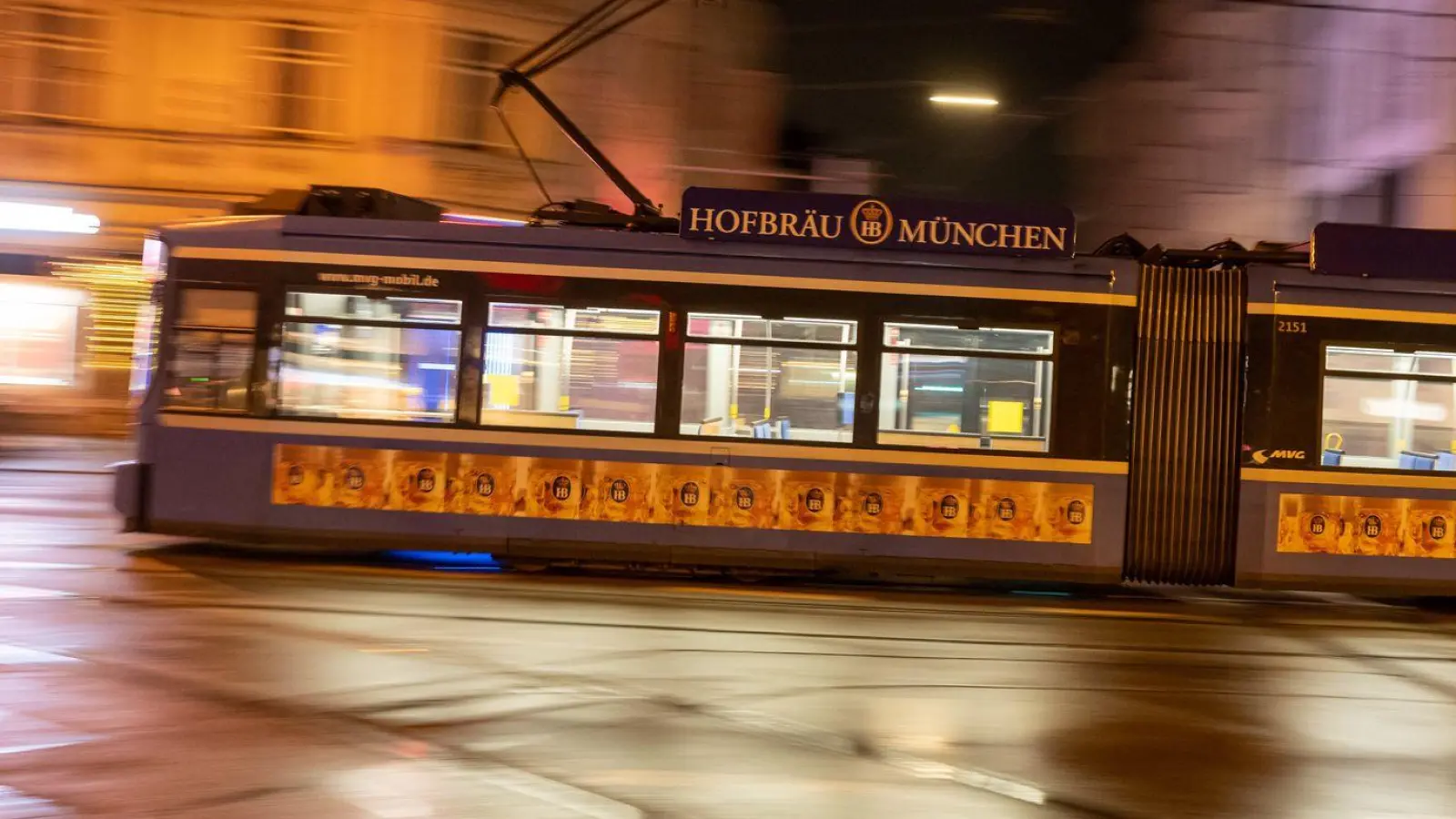 Die Polizei nahm den 22 Jahre alten Verdächtigen noch in der Straßenbahn fest. (Symbolbild) (Foto: Peter Kneffel/dpa)