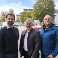 MdL Martin Stümpfig sowie die ANregiomed-Verwaltungsräte Harald Domscheit und Oliver Rühl (von links) von den Grünen setzen sich dafür ein, die Kinderstation Wald im Klinikum Ansbach im kommenden Jahr übergangsweise weiter zu betreiben.  (Foto: Thomas Schaller)