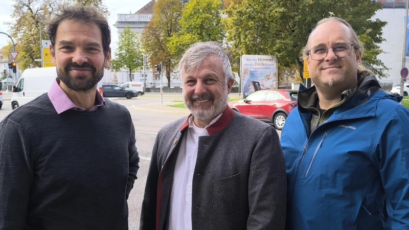 MdL Martin Stümpfig sowie die ANregiomed-Verwaltungsräte Harald Domscheit und Oliver Rühl (von links) von den Grünen setzen sich dafür ein, die Kinderstation Wald im Klinikum Ansbach im kommenden Jahr übergangsweise weiter zu betreiben.  (Foto: Thomas Schaller)