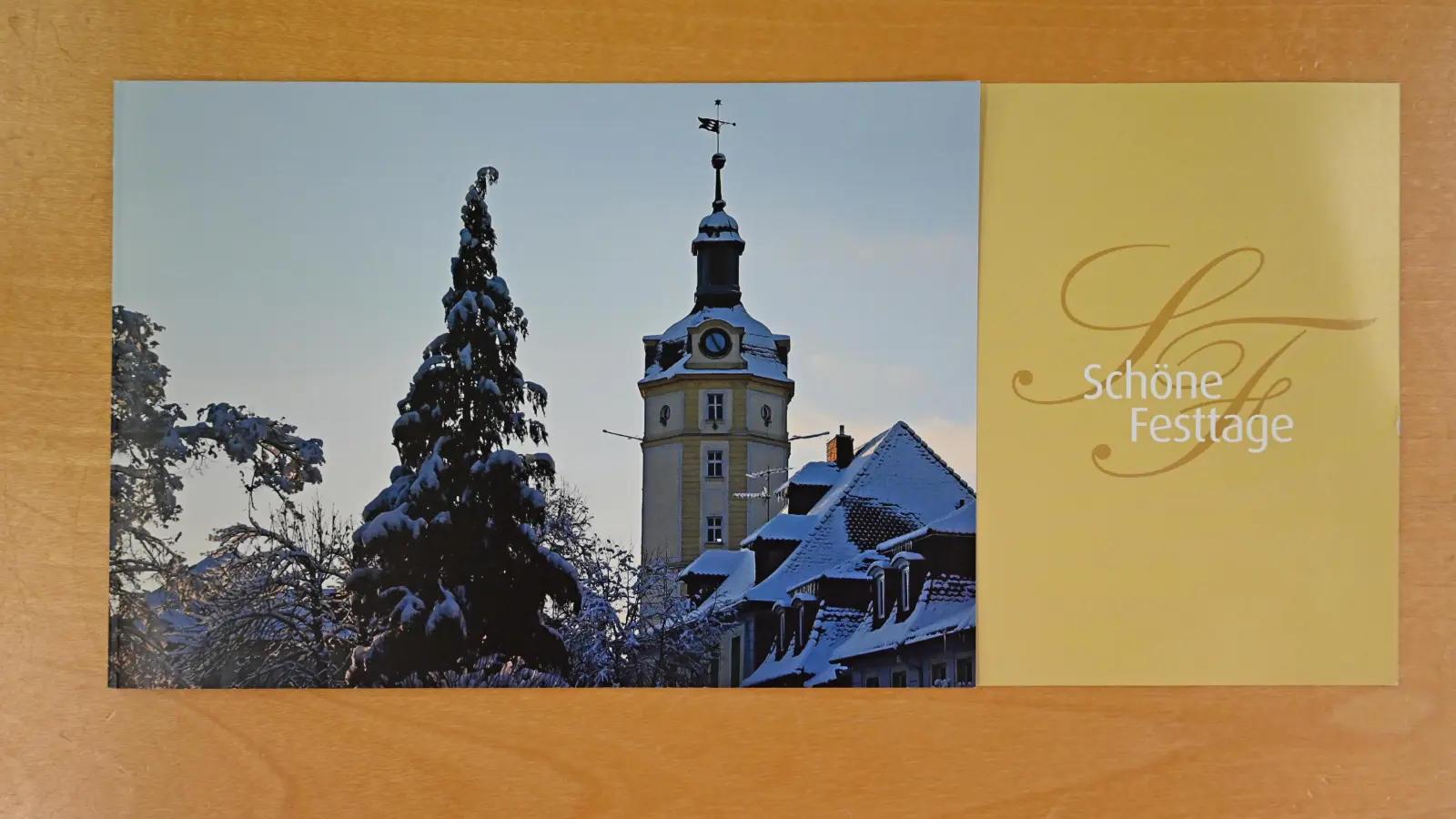 Die Weihnachtskarte der Stadt Ansbach 2022 - mit einem Foto von Peter Weickert, das eine Partie mit dem Herrieder Tor zeigt.