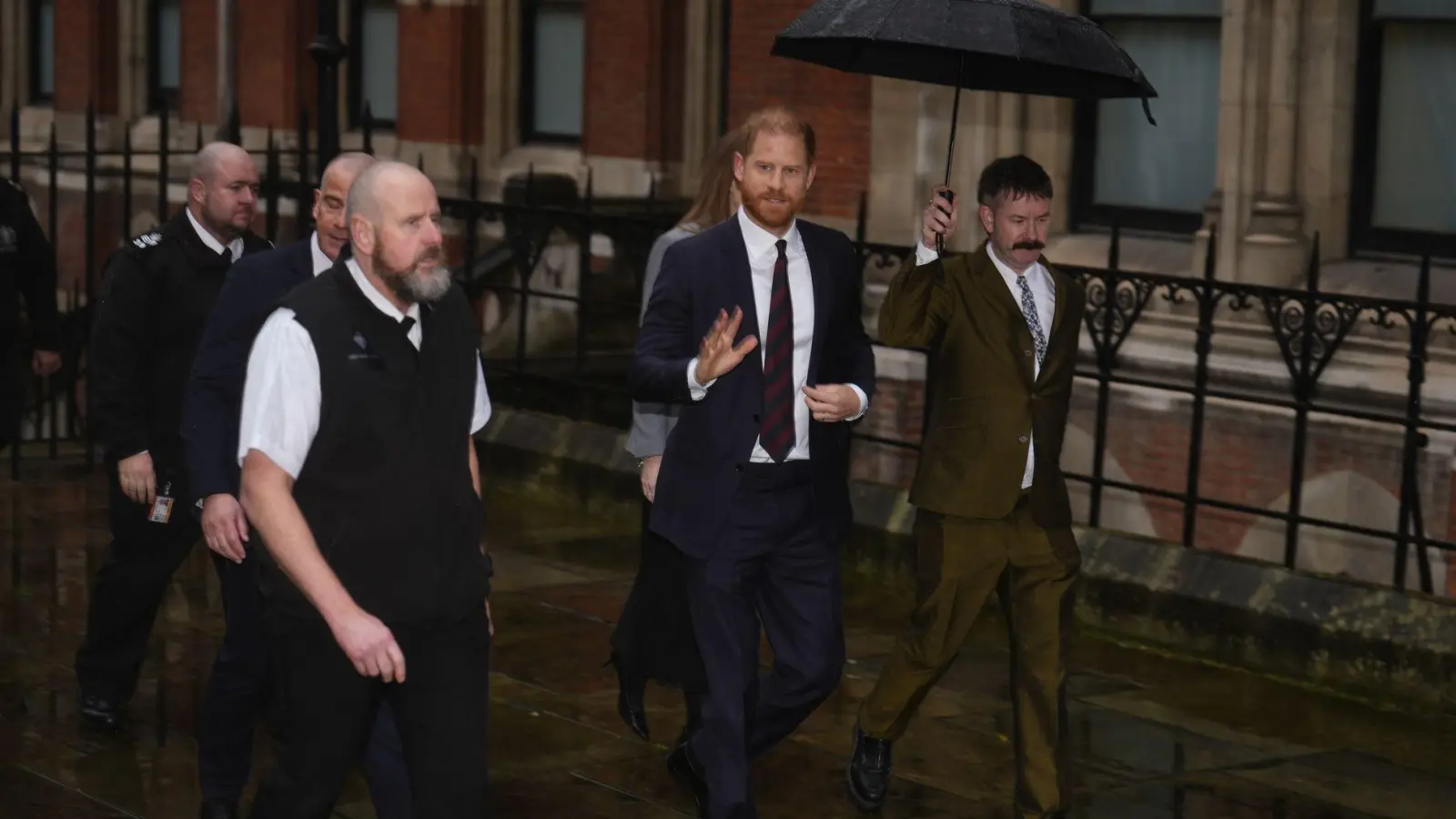 Prinz Harry trifft vor seiner Zeugenaussage in der Klage gegen die „Daily Mail“ am Gericht in London ein.  (Foto: Jordan Pettitt/PA Wire/dpa)