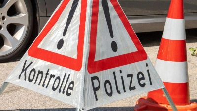 Ein Schild mit Aufschrift „Kontrolle Polizei“ steht während einer Veranstaltung auf dem Kontrollplatz Piding Nord, A8, Fahrtrichtung München. (Foto: Peter Kneffel/dpa)