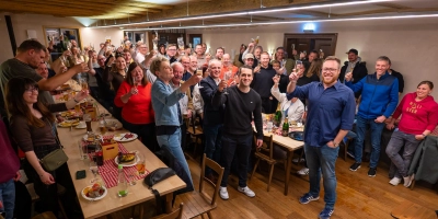 Im Kreise der (fast) kompletten Neustädter CSU und einiger befreundeter Kandidaten aus anderen Landkreisgemeinden feierte Alexander Müller (vorne, blaues Hemd) am Sonntagabend im „Scharfen Eck” seinen Wahlsieg. (Foto: Mirko Fryska)
