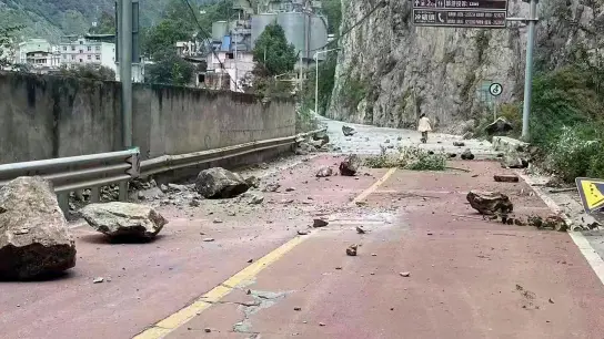 Heruntergefallene Felsen auf einer Straße in der Nähe der Stadt Lengqi in der Provinz Sichuan. (Foto: Uncredited/Xinhua/AP/dpa)
