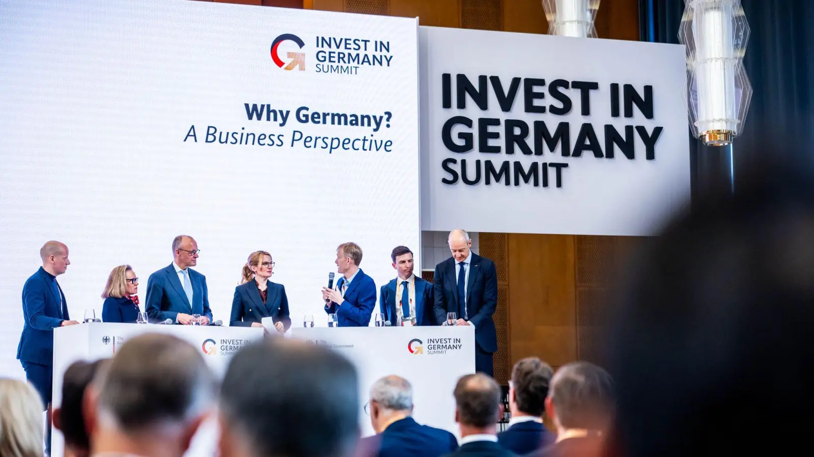 Die Bundesregierung wirbt um Milliarden-Investitionen: Bundeskanzler Friedrich Merz mit Panelteilnehmern beim „Invest in Germany”-Gipfel (Foto: Michael Kappeler/dpa)