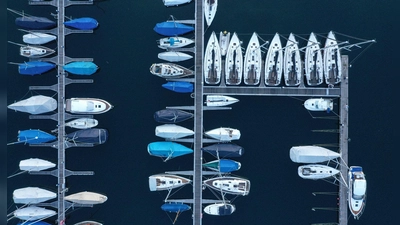 Wer sein Boot in einem der Häfen am Bodensee parken will, muss oft jahrzehntelang warten. (Archivbild)  (Foto: Felix Kästle/dpa)