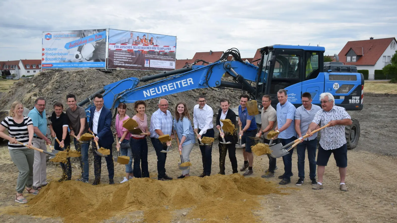 Zusammen mit Vertreterinnen und Vertretern des Stadtrats und der beteiligten Projektpartner freute sich Herriedens Bürgermeisterin Dorina Jechnerer (Siebte von links) am Montagvormittag darüber, dass es im Baugebiet Schrotfeld 15.4 nach Jahren der Planung nun weiter vorangeht. (Foto: Philipp Zimmermann)