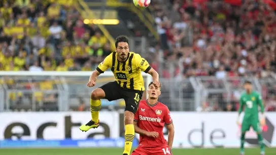 Dortmunds Mats Hummels (l) und Leverkusens Patrik Schick kämpfen um den Ball. (Foto: Bernd Thissen/dpa/Archivbild)