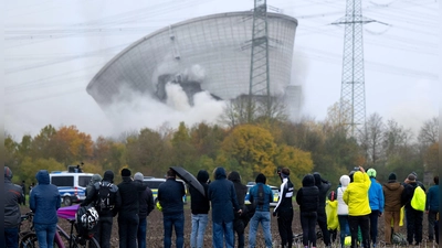 Der zweite Kühlturm des stillgelegten Kernkraftwerkes Gundremmingen stürzt nach der Sprengung zusammen. (Foto: Sven Hoppe/dpa)