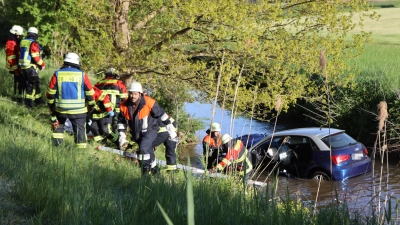 Bei Bürglein landete ein Auto im Bach. (Foto: NEWS5 / Felix Besold)