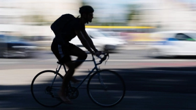 Ein 75-Jähriger ist am Freitag bei Lehrberg von seinem Rennrad gekippt. Er musste reanimiert werden.  (Symbolbild: Sebastian Willnow/dpa)