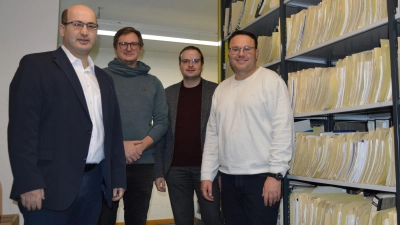 Sehen nicht bedrohlich aus und haben auch keinerlei Bedürfnis, die Gemeinden zu entmündigen: Die Vier von der „Lenkungsgruppe”, die im Auftrag des Landratsamtes die Interkommunale Zusammenarbeit aufs rechte Gleis setzen sollen (von links): Tanju Cetinkaya, Bastian Kallert, Matthias Hirsch und IKZ-Kümmerer Martin Hundertschuh.  (Foto: Patrick Lauer )