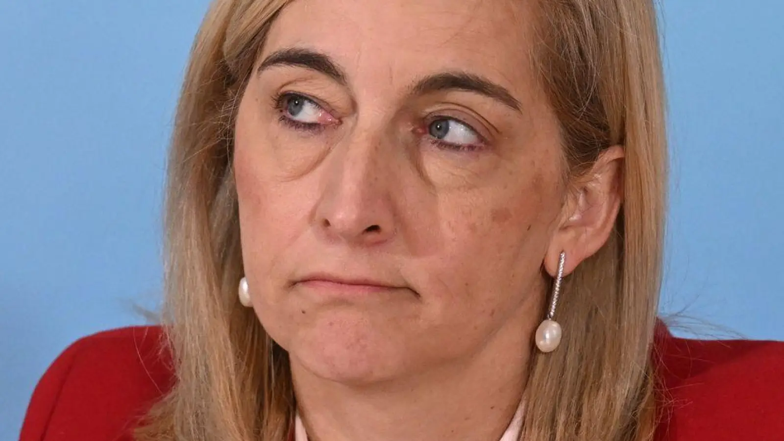 Ministerin Warken hebt das Sparziel für stabile Kassenbeiträge an.  (Foto: Julian Stratenschulte/dpa)