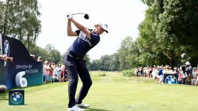 Marcel Siem freut sich über einen starken zweiten Tag in München. (Foto: Daniel Löb/dpa)