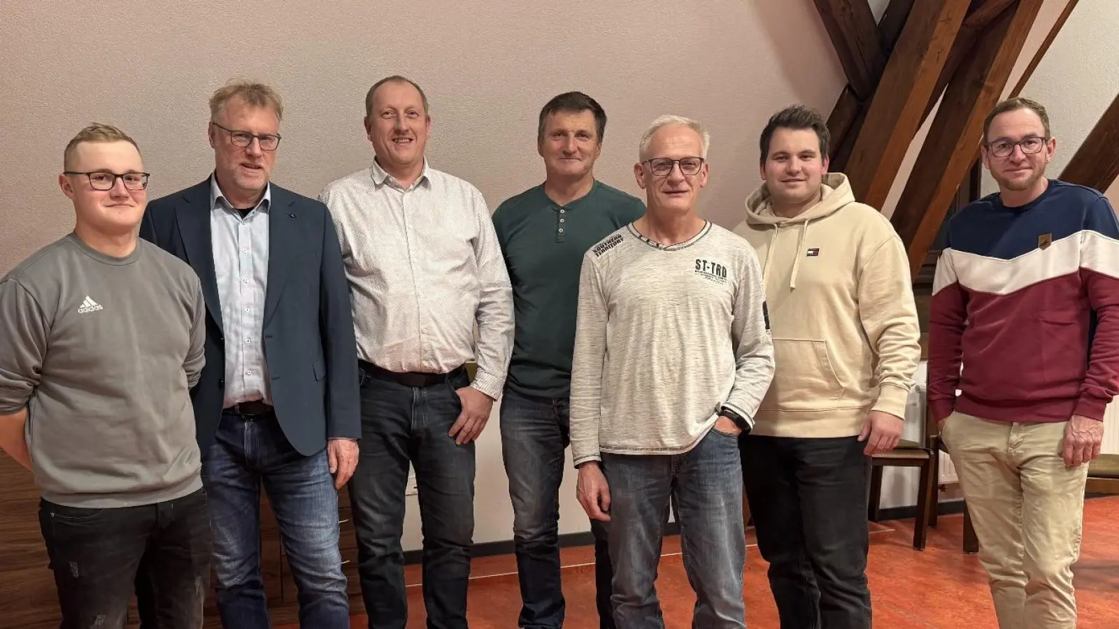 Bewerben sich auf der Liste des Bündnisses Zukunft Weiltingen um einen Sitz im Gemeinderat (von links): Christian Schöllhammer, Dieter Schuster, Johannes Ruck, Thomas Kober, Georg Färber, Alexander Wetsch und Simon Wöss. Auf dem Bild fehlt Rainer Babel. (Foto: Bündnis Zukunft )