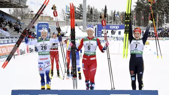 Katharina Hennig (r) freute sich in Lahti über ihren dritten Platz. (Foto: Heikki Saukkomaa/Lehtikuva/dpa)