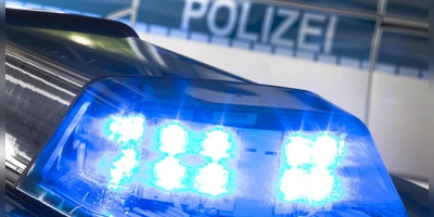Nach einem Sturz wurden die Füße des 88-Jährigen von einem vorbeifahrenden Bus überrollt. Wenige Tage später starb er.  (Symbolbild: Friso Gentsch/dpa)
