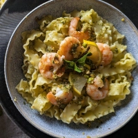 Eine ungewöhnliche Kombination aus Wasabi, Limette und Pistazien bringt asiatische Aromen auf den Pastateller – und nimmt der Schärfe die Spitze. (Foto: Doreen Hassek/hauptstadtkueche.blogspot.com/dpa-tmn)