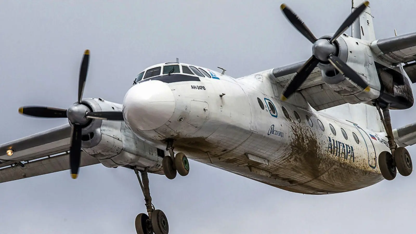 Bei der Unglücksmaschine handelte es sich um eine Antonow vom Typ An-24 wie auf diesem Foto. (Archivbild) (Foto: Marina Lystseva/AP/dpa)