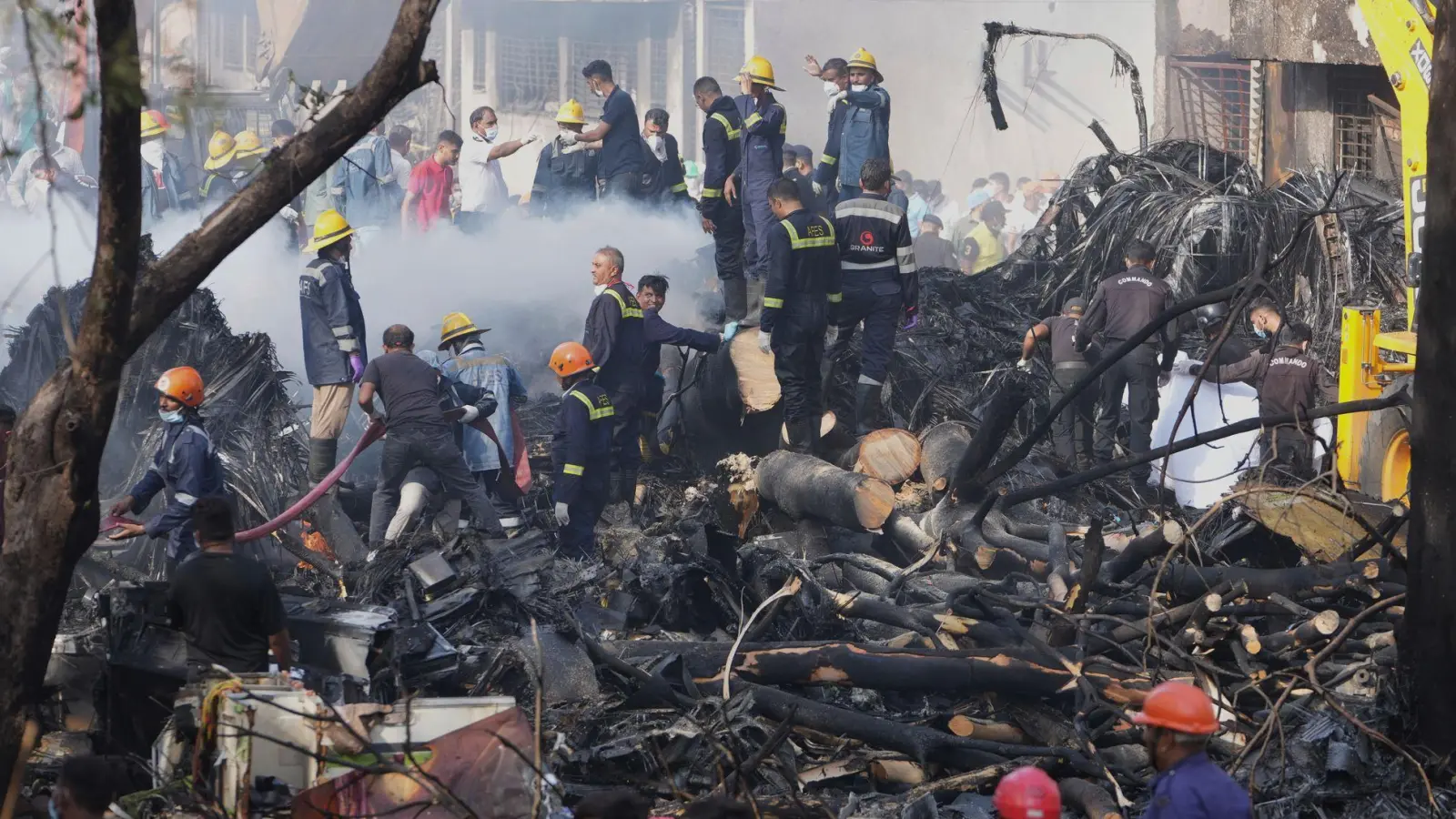 Such- und Rettungsteams sind im Einsatz. (Foto: Ajit Solanki/AP/dpa)
